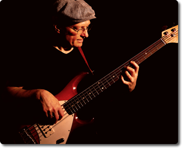 Georg spielt Bass